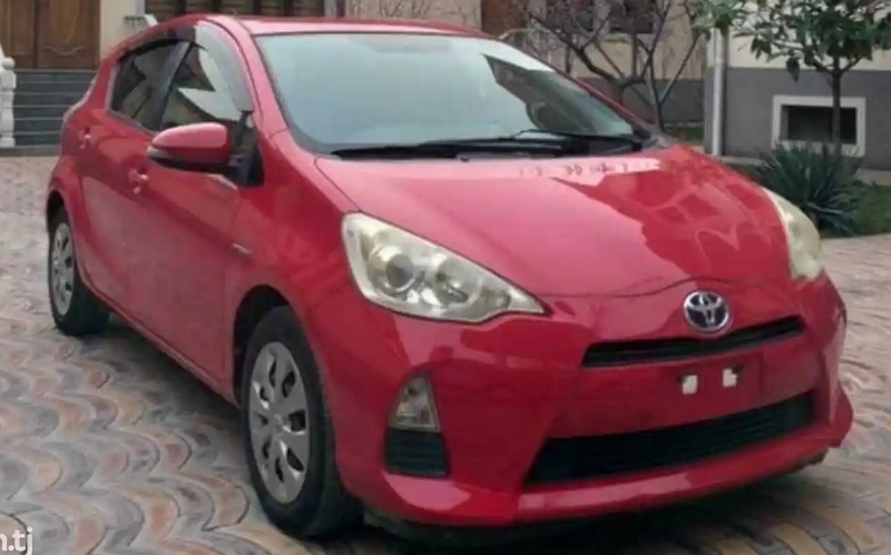 Лобовое стекло на Toyota Aqua